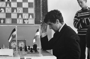 Bruno_Parma_at_the_1965_IBM_international_chess_tournament,_thinking